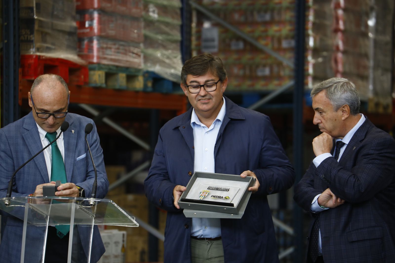 La visita institucional del Córdoba CF a Supermercados Piedra, en imágenes