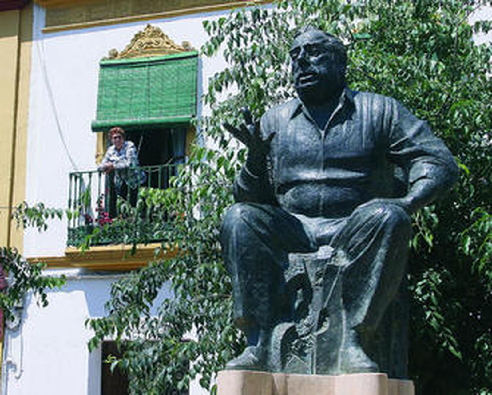 Monumento de Manolo Caracol ubicado en la Alameda de Hércules, donde nació el cantaor.