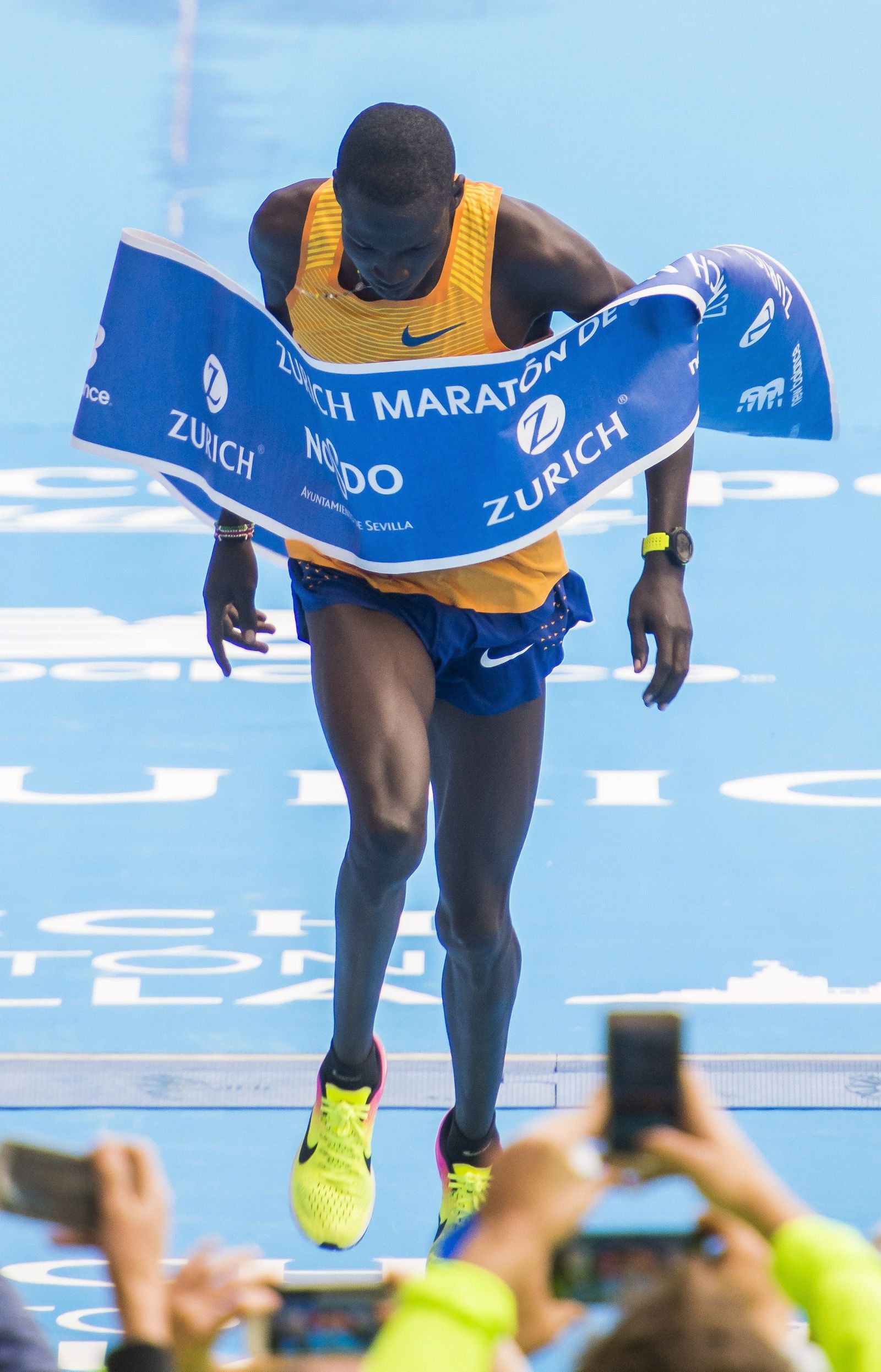 Las imágenes del Zurich Maratón de Sevilla.