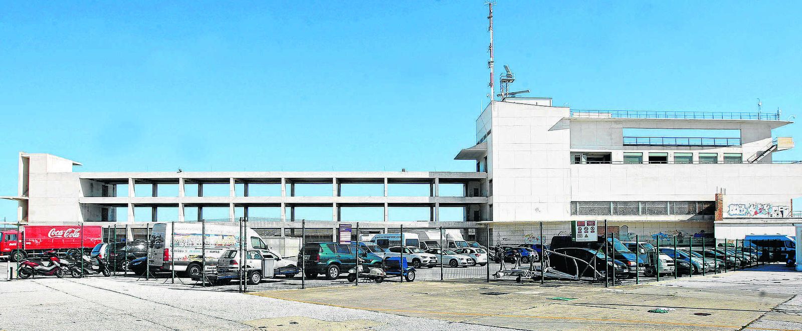 Vista del abandonado edificio de Rafael Otero situado en Puerto América, el único legado emblemático que dejó el dinero del Plan Andalucía 92. Abajo, detalles de su deplorable estado actual.