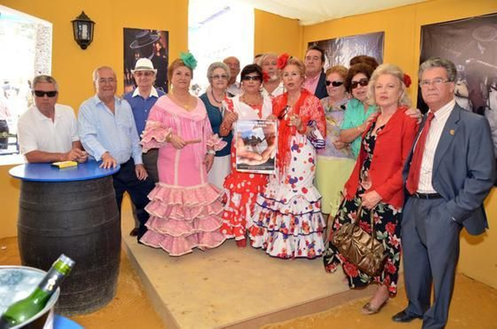 Integrantes de la Plataforma de la Capilla del Sagrario de San Mateo y miembros de la Asociación Paleta de Colores, ayer, en la caseta de Diario de Jerez. 

Foto: Manuel Aranda