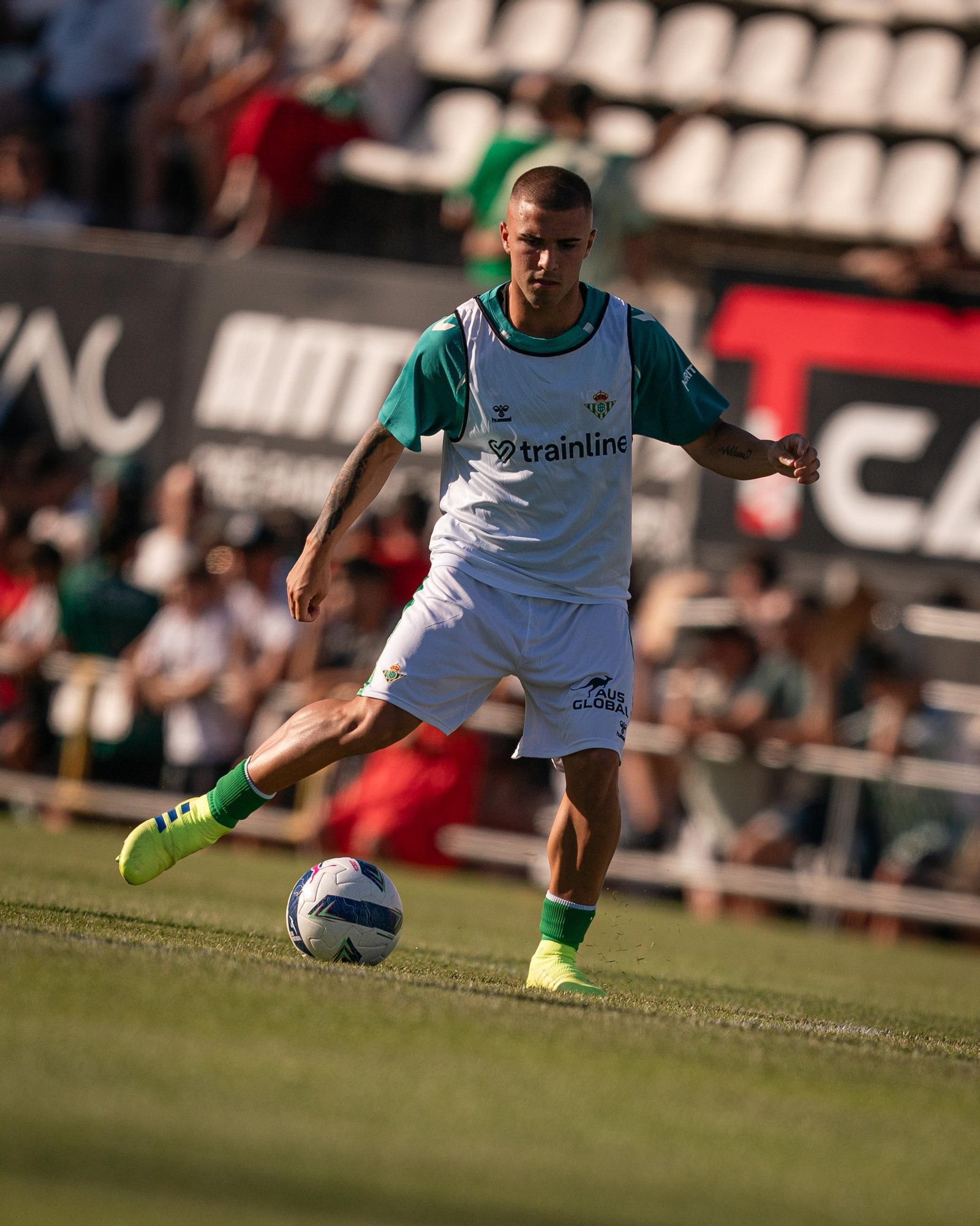 Pablo García realiza ejercicios de calentamiento en la previa del partido ante el Farense.