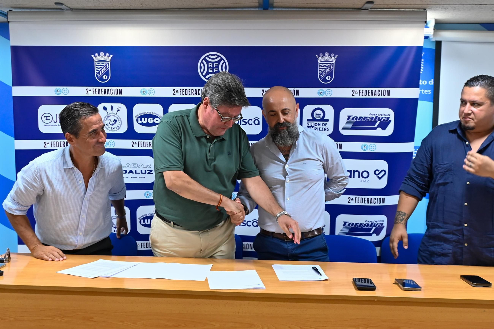 Imágenes de la firma del convenio entre Ayuntamiento y Xerez CD