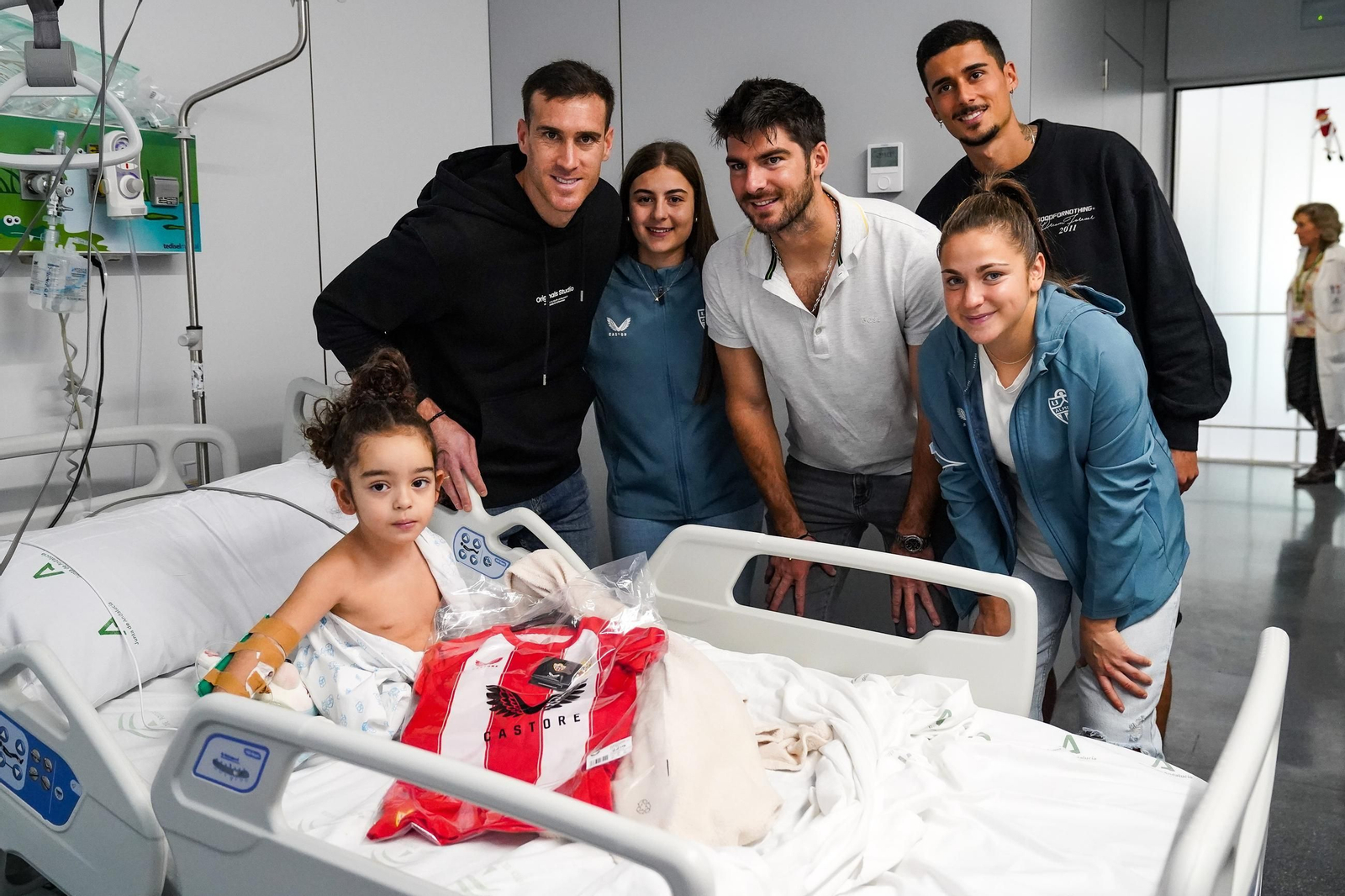 Imágenes de la tradicional visita del Almería a Torrecárdenas por Reyes