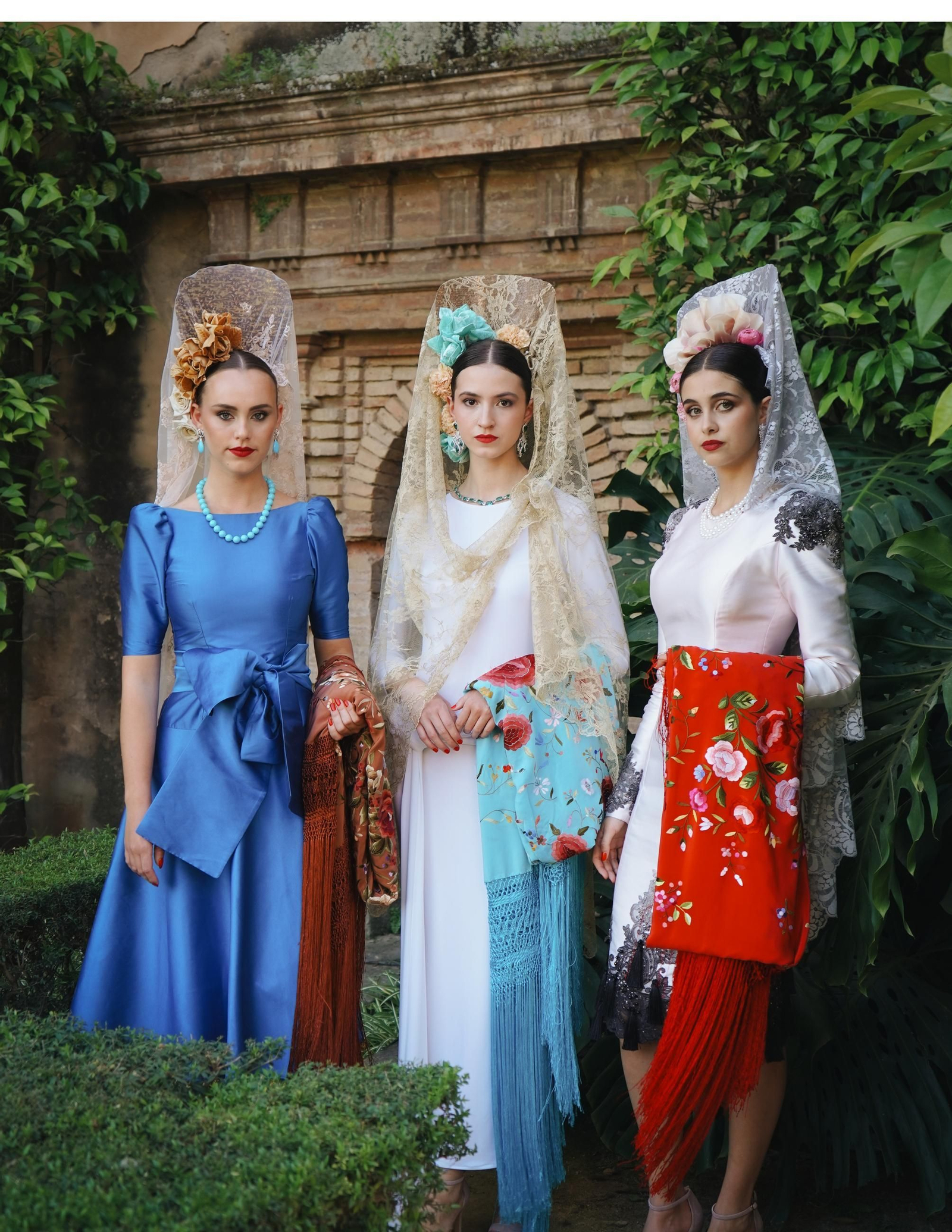 El Álcazar de Sevilla se llena de mujeres vestidas de mantilla, todas las fotos