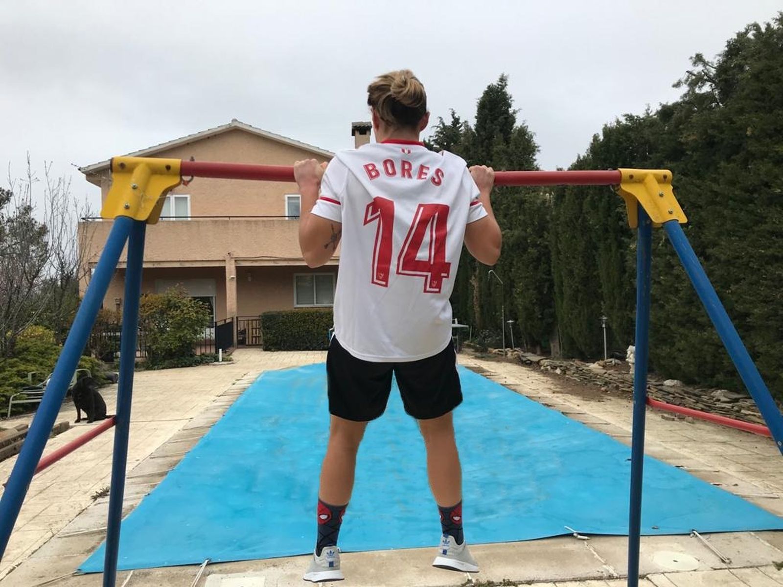 La futbolista del Sevilla, María Bores, se ejercita en su casa.