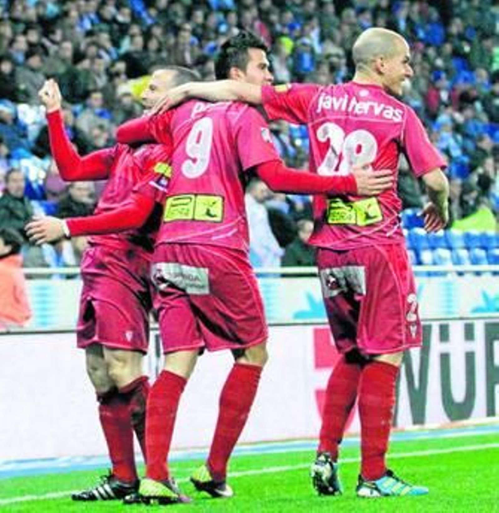 Pepe Díaz celebra el gol ante la grada, abrazado por Patiño y Javi Hervás.