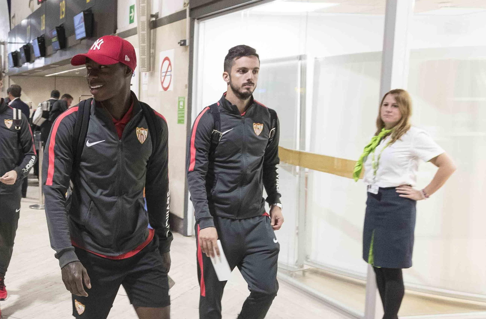 Sarabia, junto a Promes en el aeropuerto de San Pablo rumbo a San Sebastián.