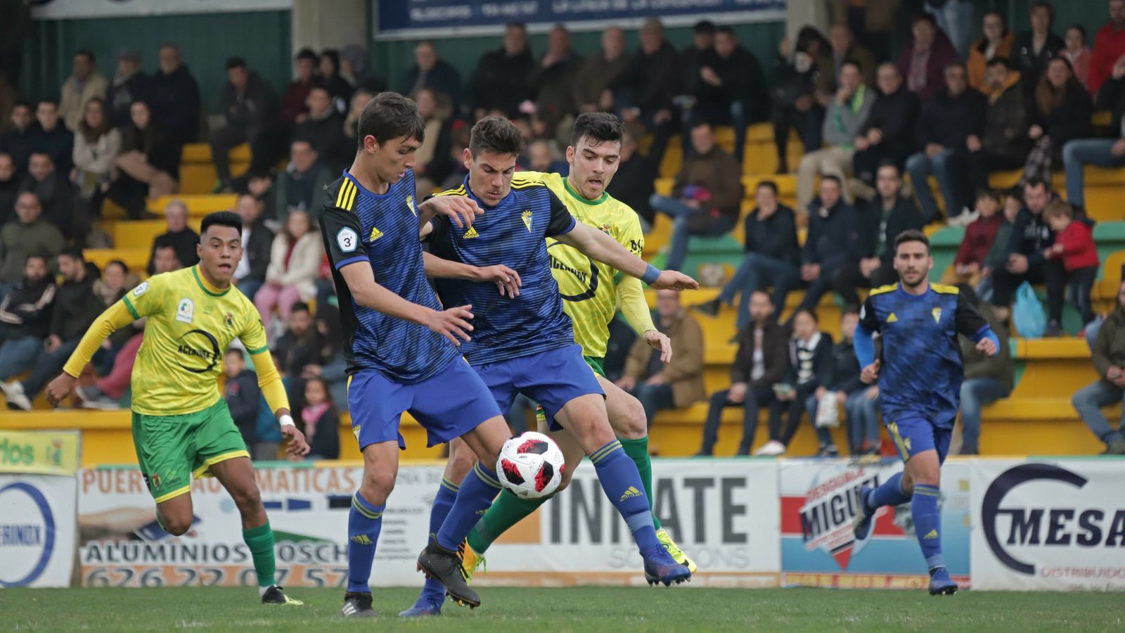 Cubero (i) y Moi tratan de proteger el esférico ante la amenazante llegada de un jugador de Los Barrios.