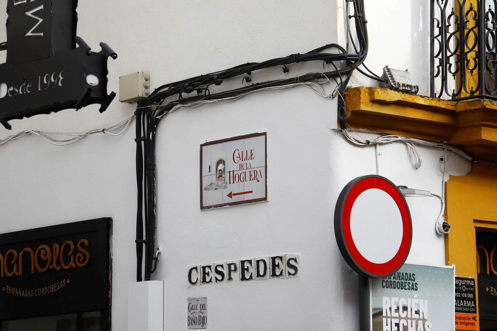 El cableado aéreo campa a sus anchas en el Casco Histórico de Córdoba, en imágenes