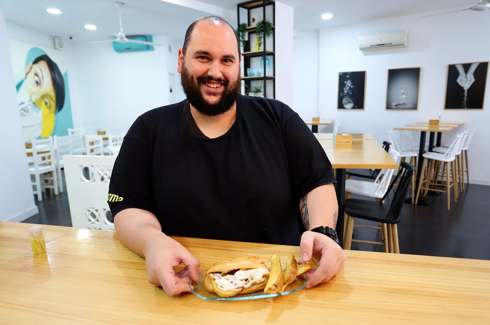 El chef de Coma Tapas presenta uno de los montaditos exento de gluten.