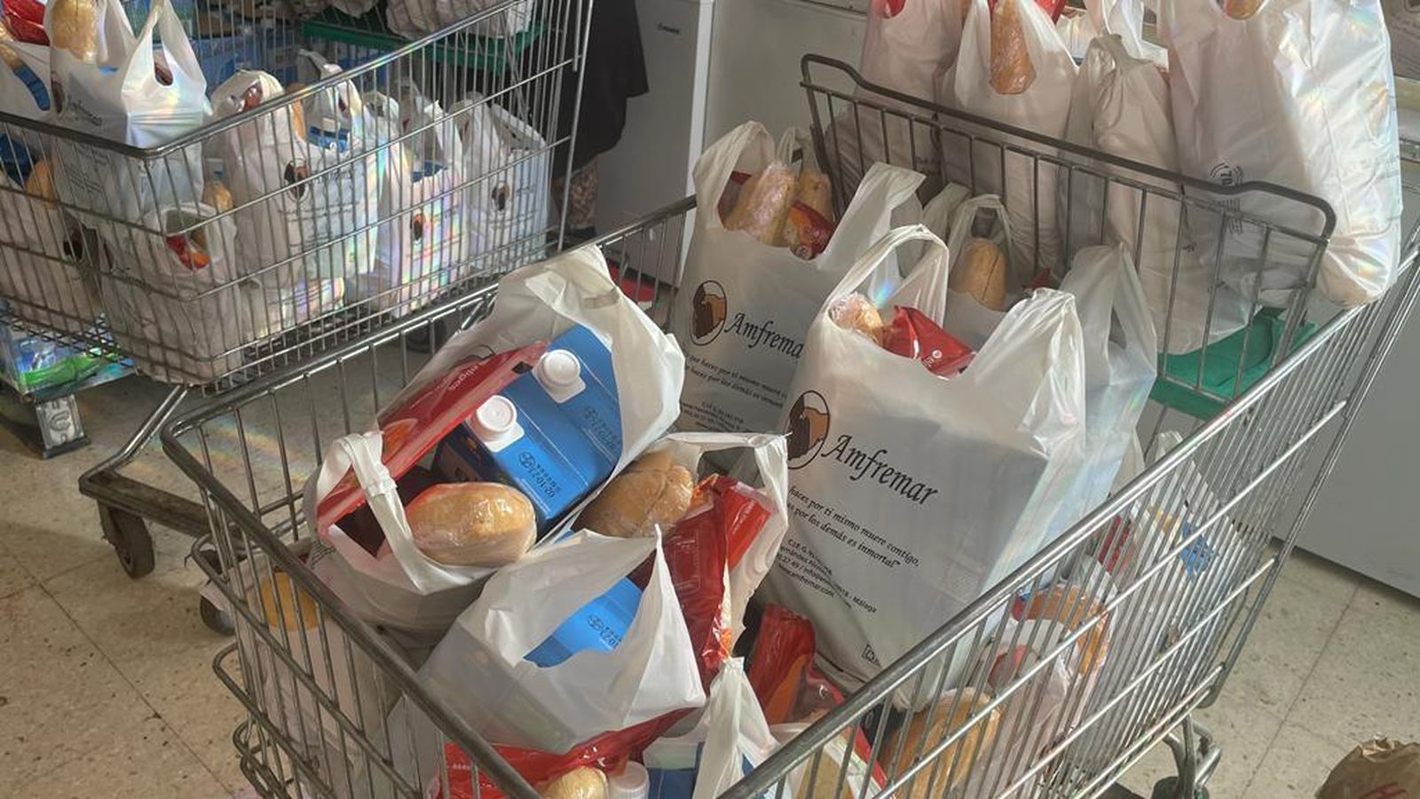 Carro llenos de alimentos para los usuarios en la asociación AMFREMAR.