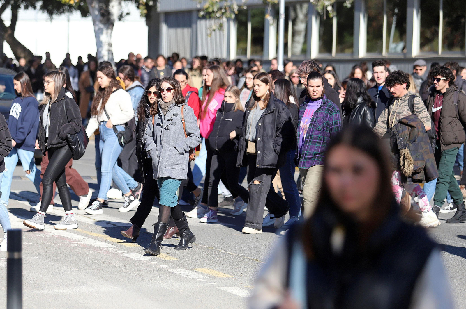 Imágenes del minuto de silencio guardado en la Universidad de Huelva en memoria de los estudiantes fallecidos en el incendio