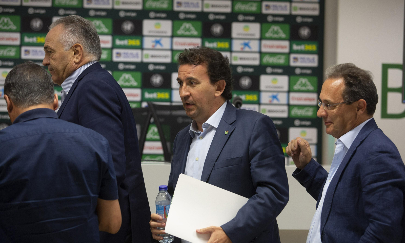 José Miguel López, entre Rafael Gordillo y Ozgur Unay.