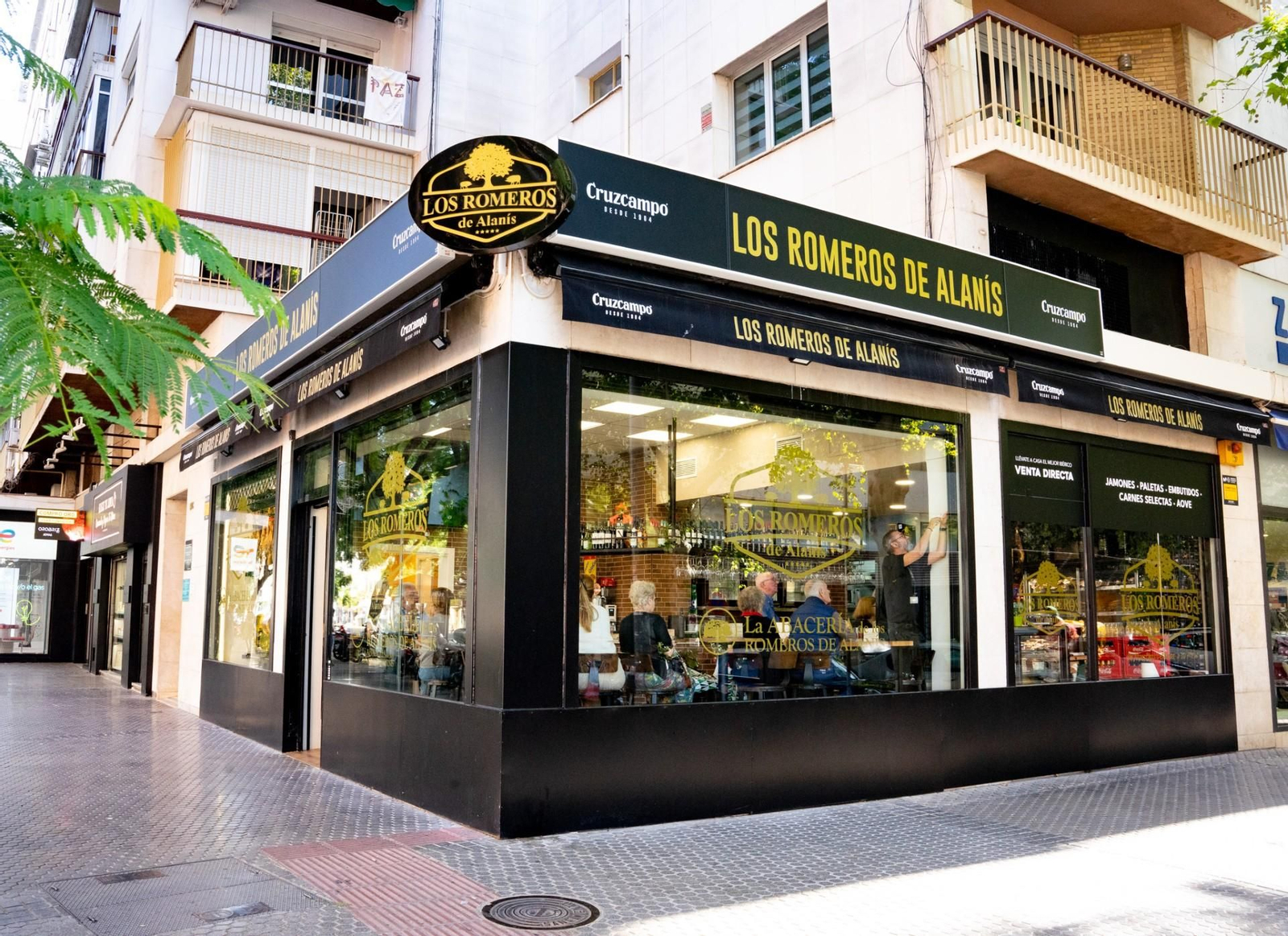 La nueva tienda de Los Romeros de Alanís, Luis Montoto esquina con Benito Mas y Prat.