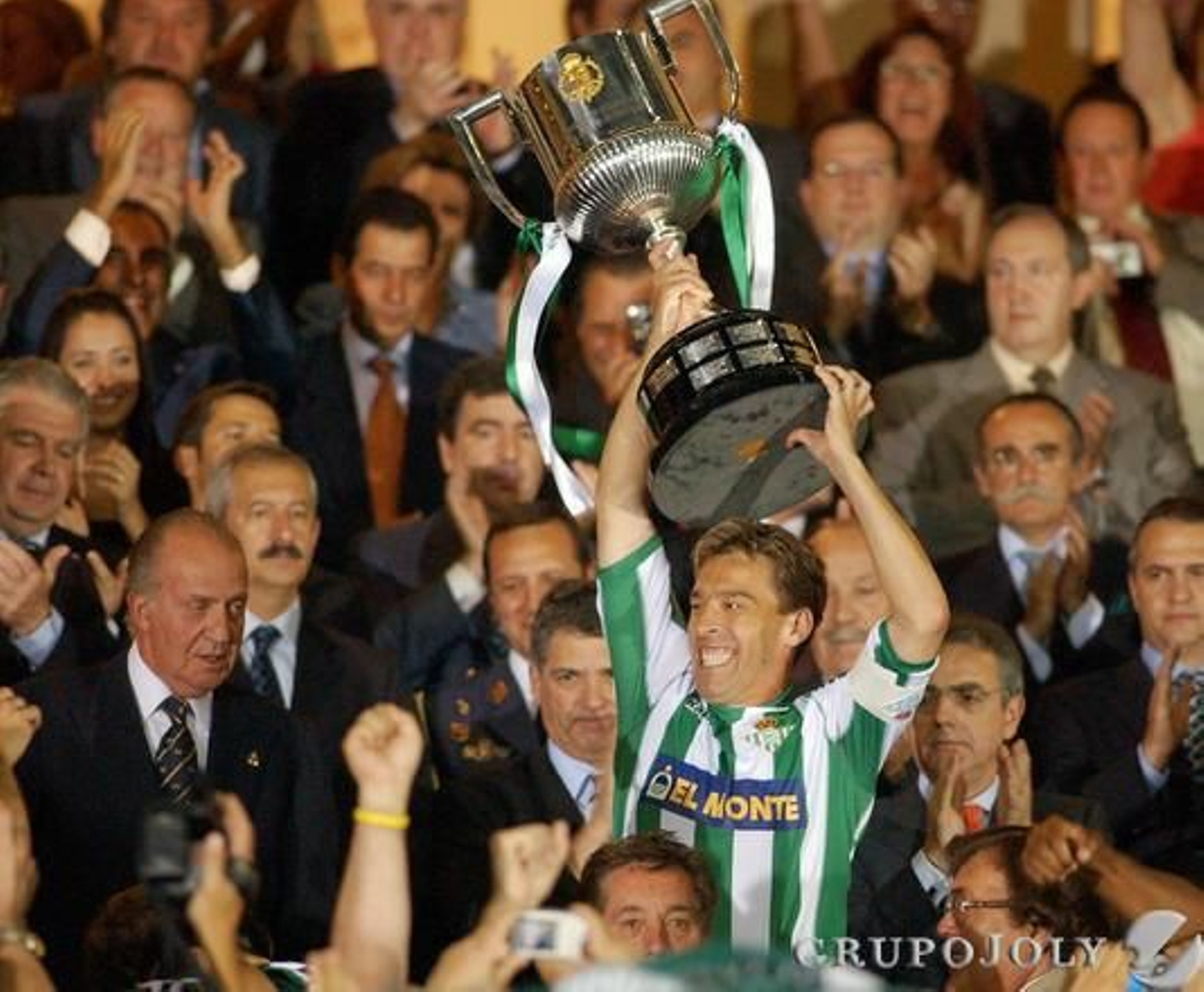 Vinculación con el Betis. El Betis fue el primer campeón de la Copa del Rey, torneo que empezó a llamarse así en la temporada 1976-77. El equipo verdiblanco reeditó el triunfo en 2005, como aparece en la foto. La madre del Rey fue una fiel seguidora del Betis.

Foto: D.S.