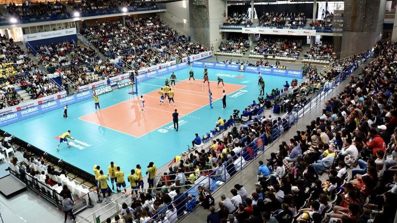 El Pabellón Europa de la localidad madrileña lució un gran ambiente de voleibol.