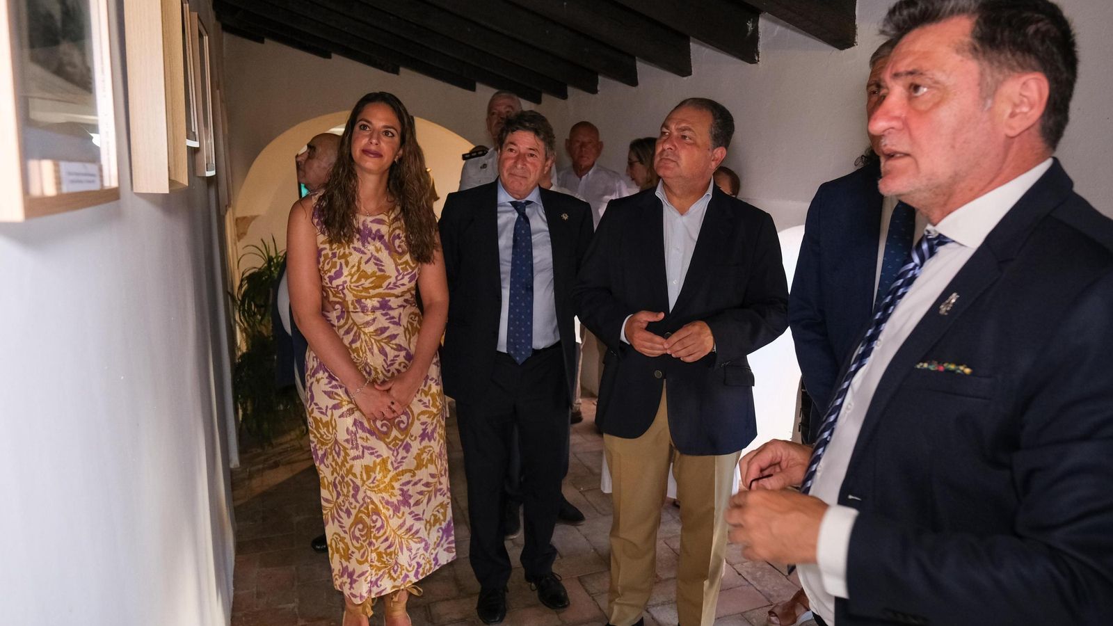 Milagros Romero, Eugenio Toro, David Toscano y Eduardo Sugrañes admirando la exposición.