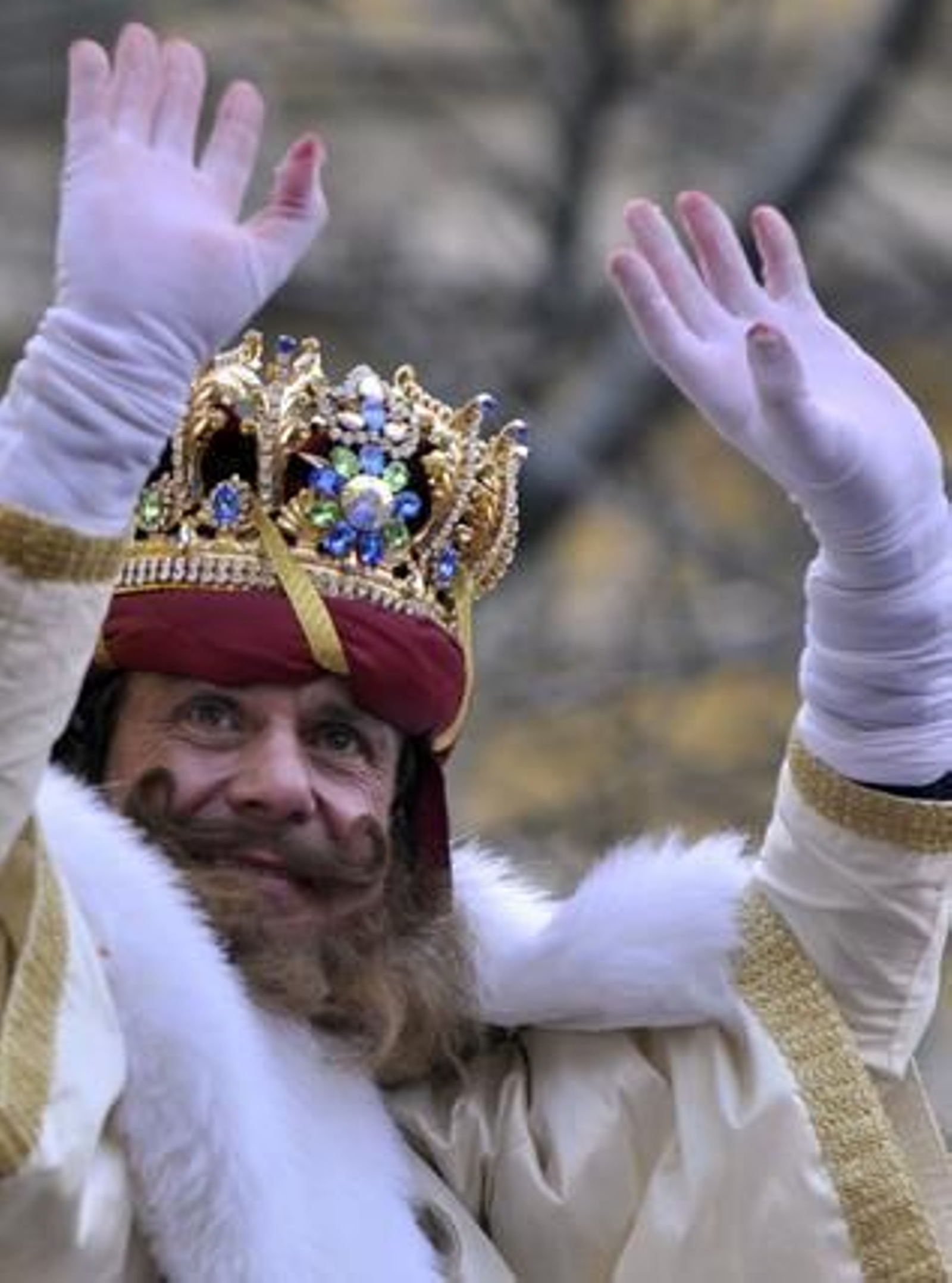 El rey Gaspar arroja caramelos durante el recorrido de la Cabalgata.

Foto: Manuel Gómez