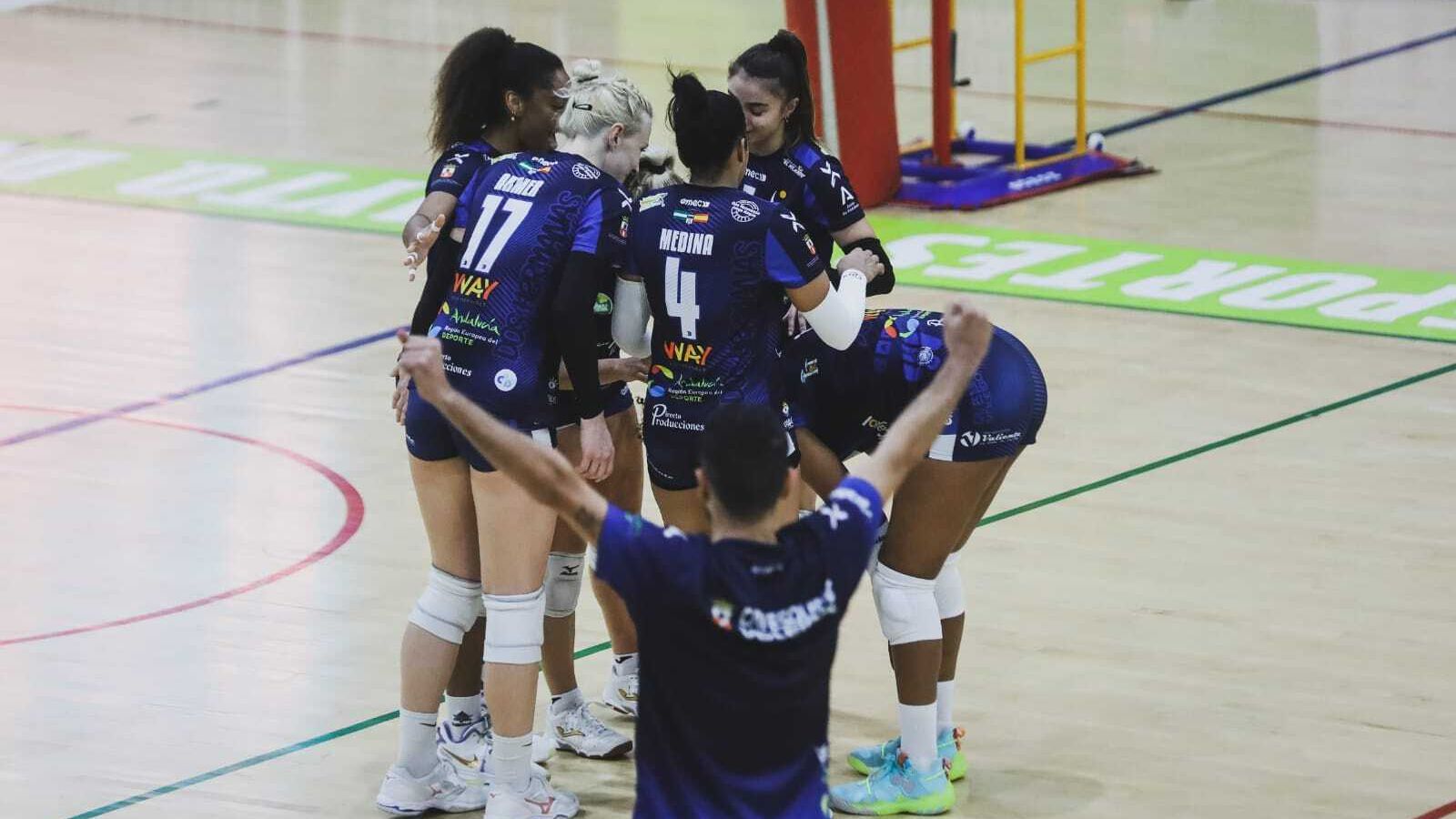 Las jugadoras del Cajasol Voley Dos Hermanas celebran uno de los puntos ante el Sant Cugat.