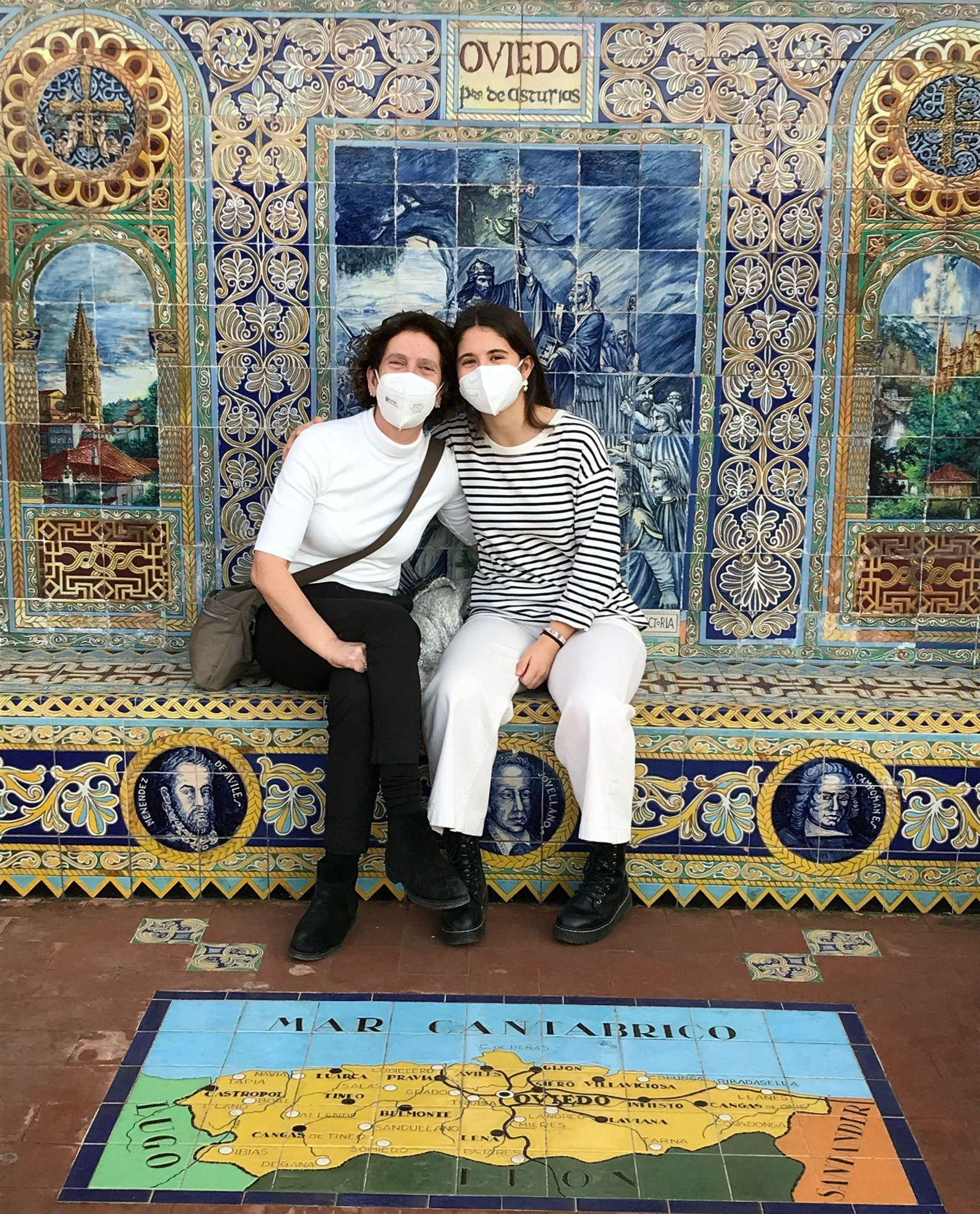 Irene y su madre, durante su primer viaje a Sevilla en 2022.