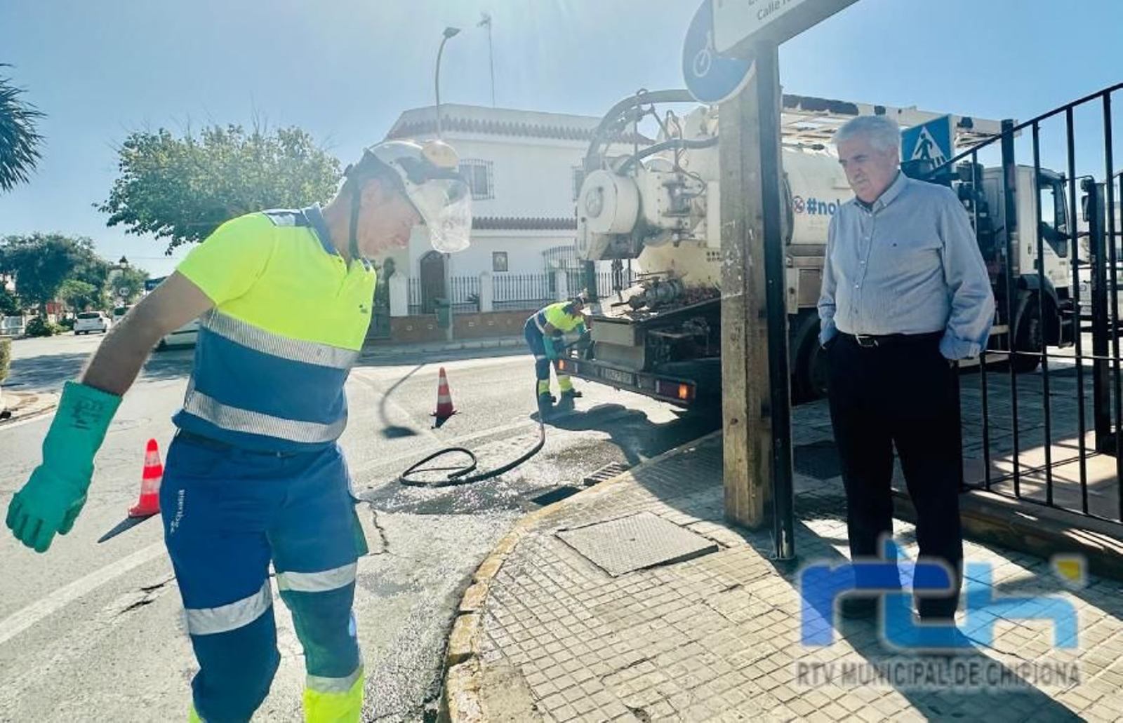 El alcalde de Chipiona, Aparcero, supervisa los trabajos de Aqualia.
