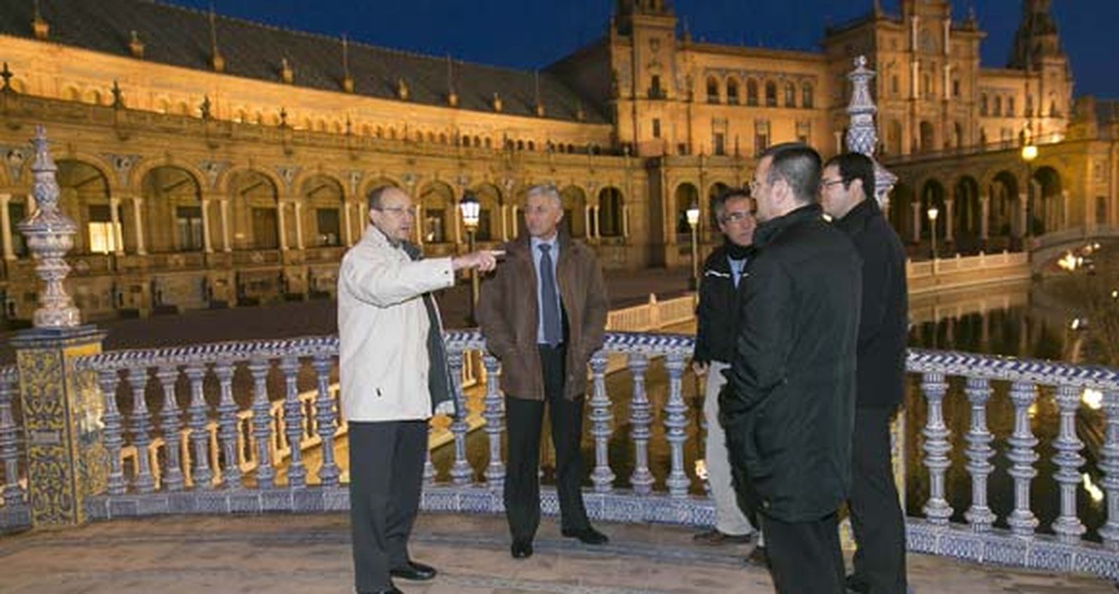 La zona interna de la Plaza de España se ilumina tras las últimas obras