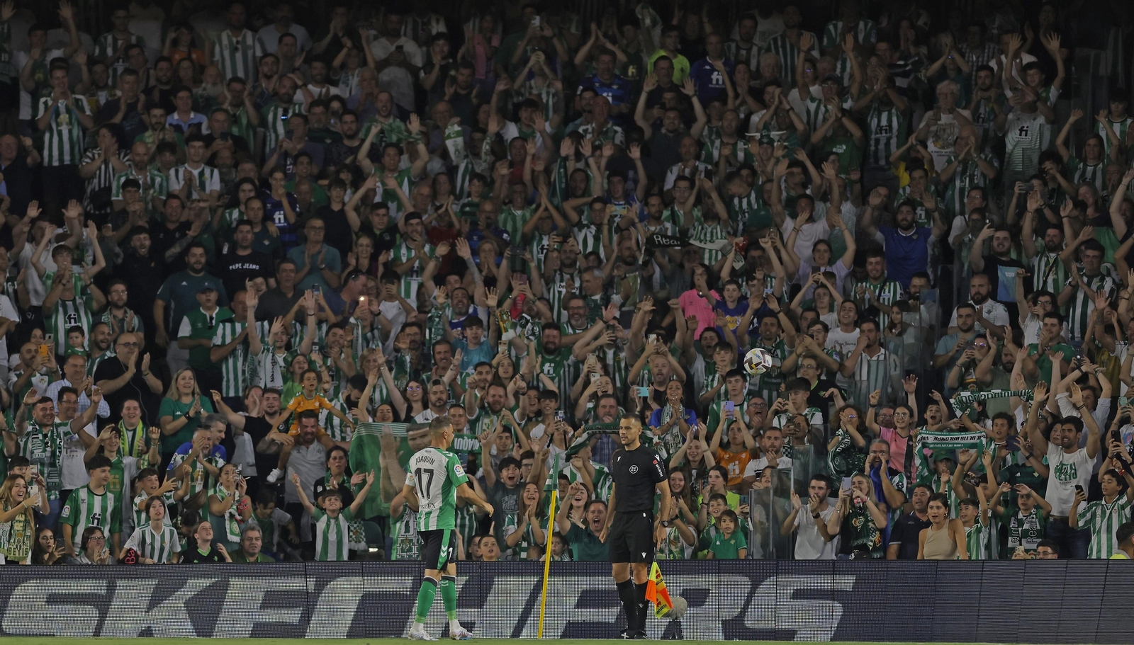 Joaquín se dispone a sacar de banda ante el cariño de los aficionados en el Betis-Valencia.