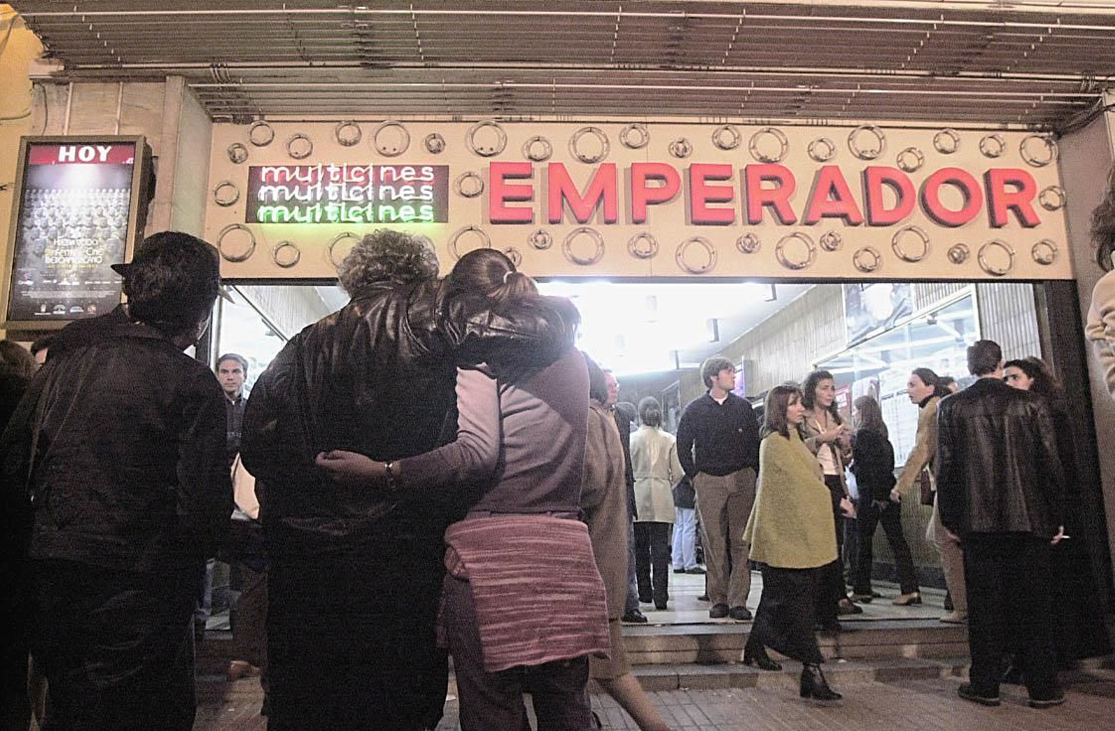 Los onubenses, a las puertas del cine Emperador en Huelva en el año 2000.