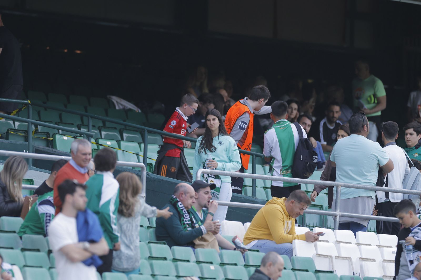 Búscate en las fotos del Betis-Manchester