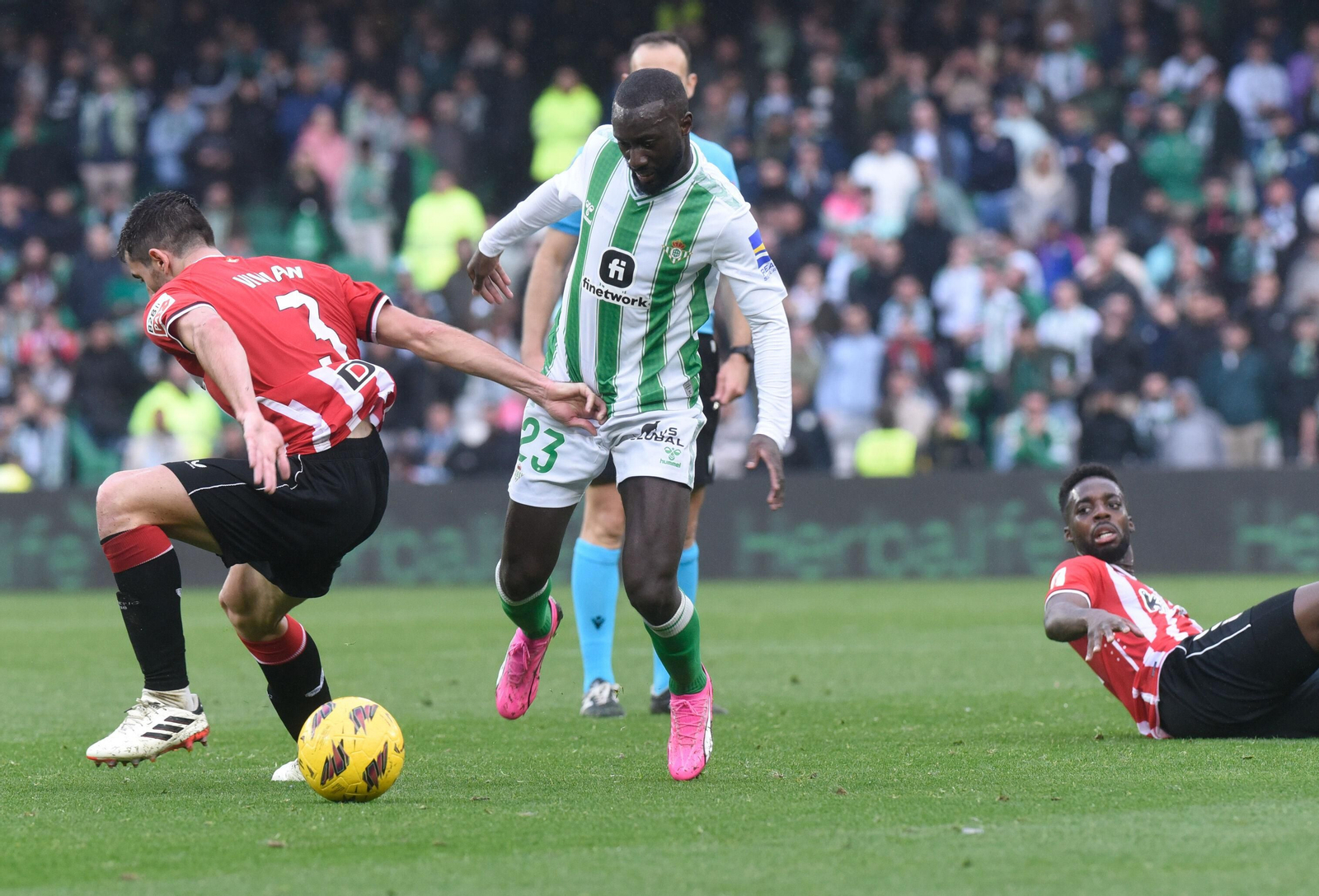 Sabaly encara a Vivian tras llevarse el balón ante Iñaki Williams.