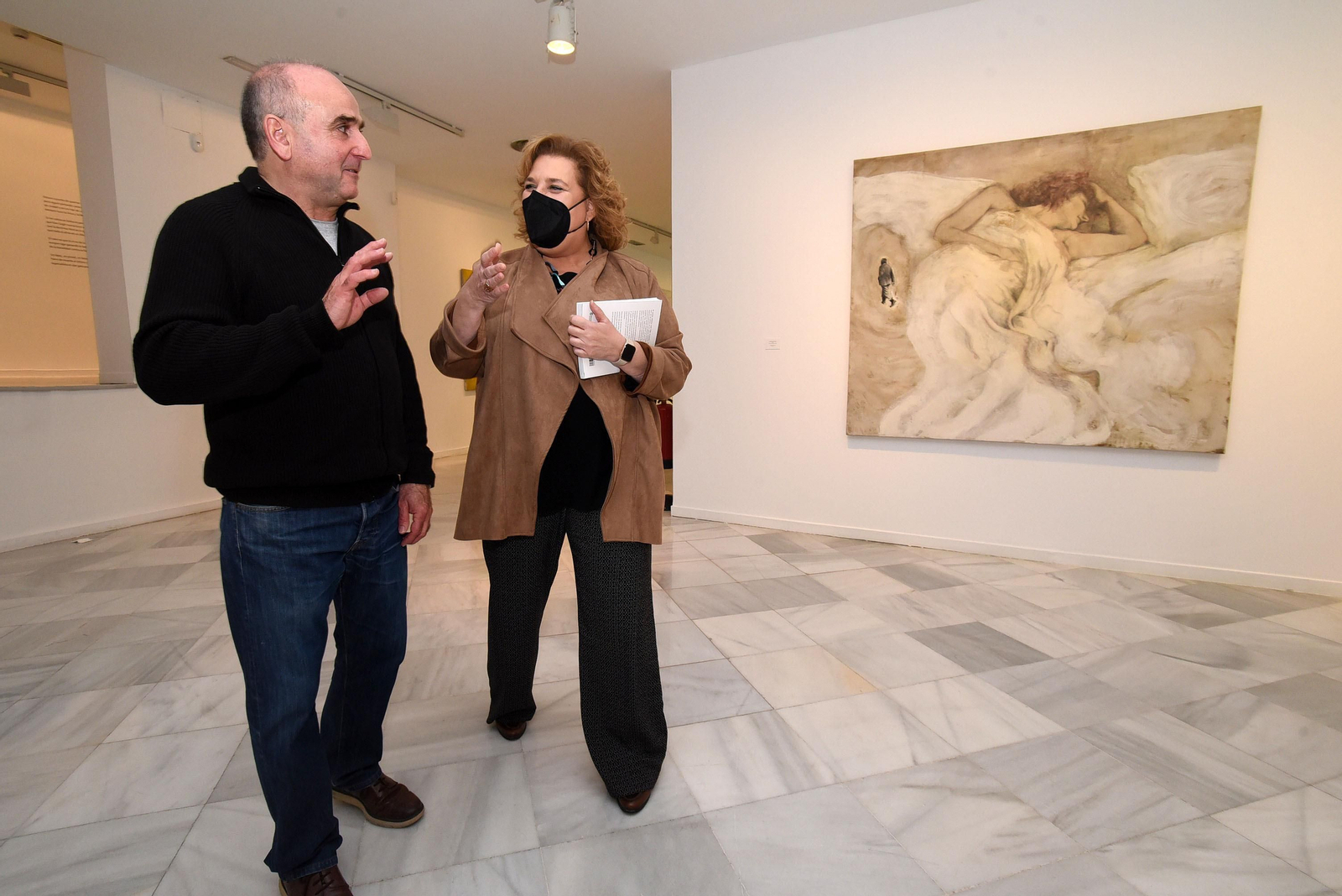 Juan Vida pasea por la muestra con la Diputada de Cultura. Juan Vida pasea por la muestra con la Diputada de Cultura.