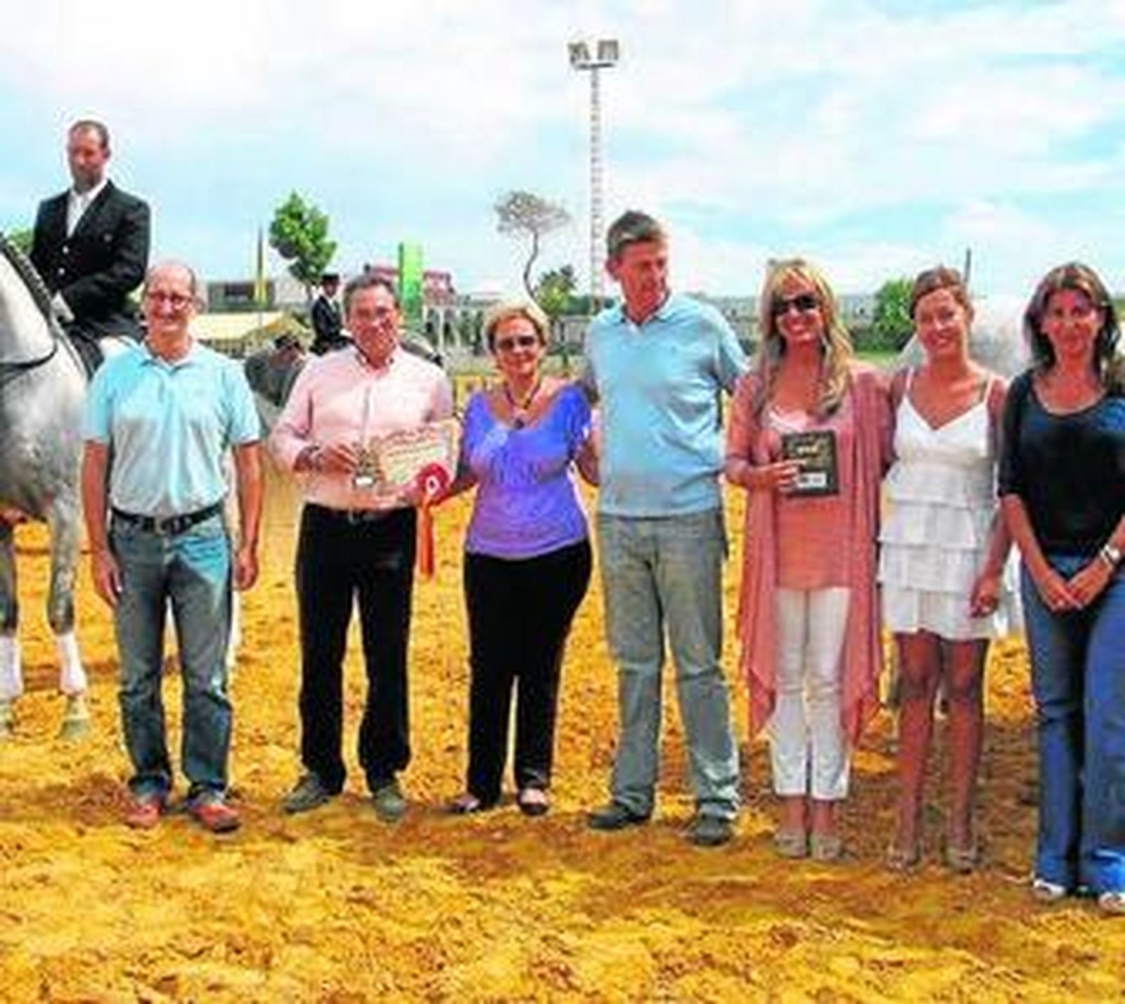 El alcalde de Moguer, junto a varios de los ganadores.