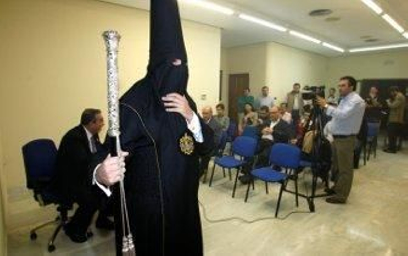 La hermandad de La Mortaja presenta la túnica de los nazarenos de la cofradía