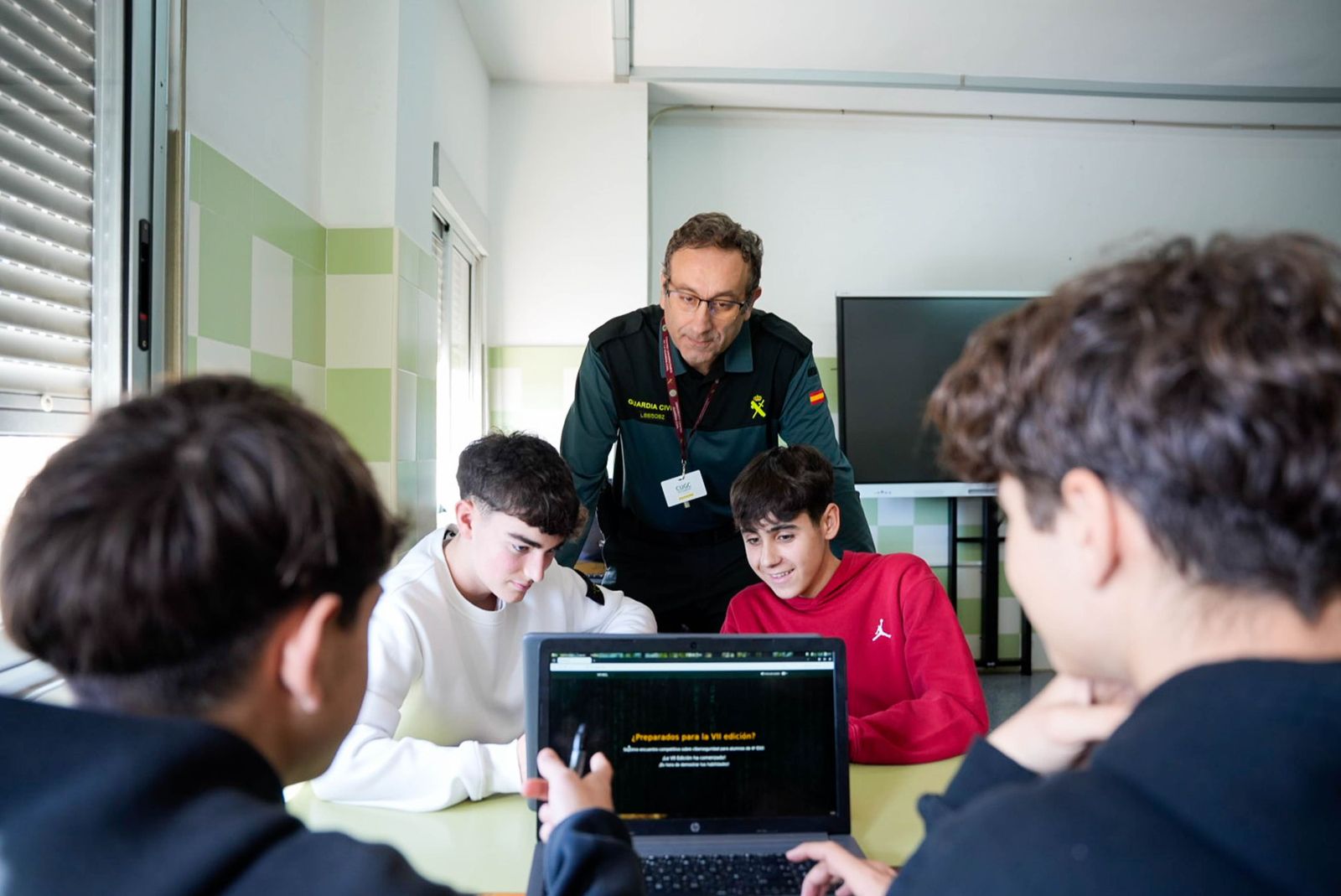 Las imágenes de la Ciberliga de la Guardia Civil en el IES Albaida