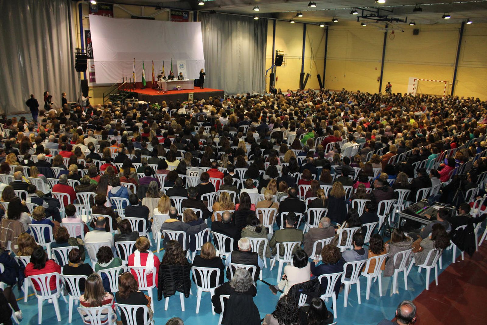 Masiva afluencia a la ponencia del juez Calatayud