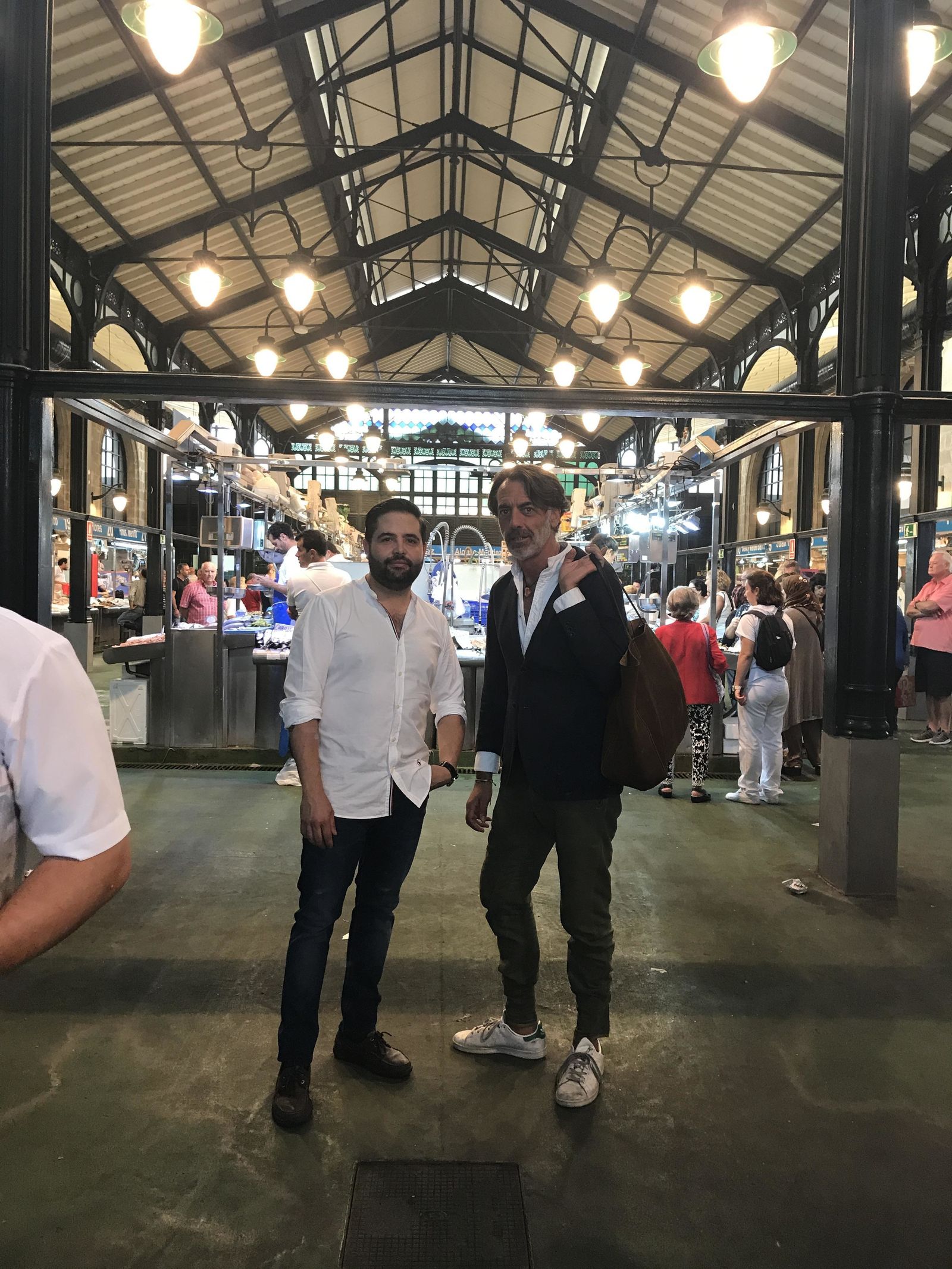 Juan Luis Fernández y Gaspar Sobrino, en el mercado de abastos de Jerez.