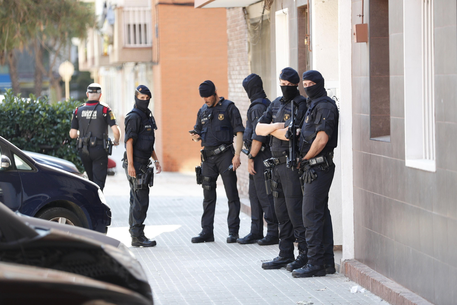 El ataque con un machete en la comisaría de Cornellà, en imágenes