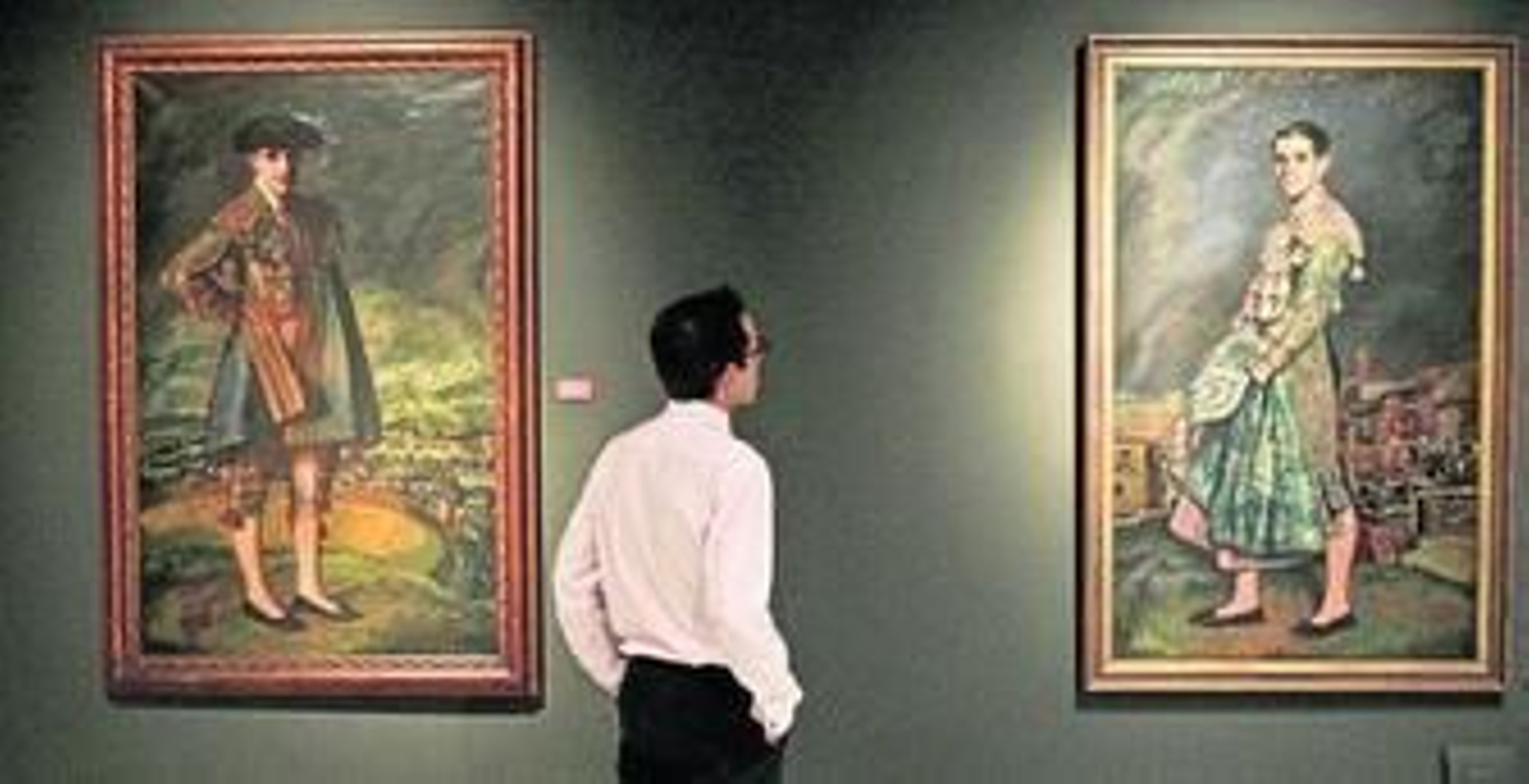 1. El comisario de la exposición, Juan Carlos Gil, ante los dos retratos de Juan Belmonte, firmados por Ignacio Zuloaga. 2. Chaleco que vestía Joselito en Talavera de la Reina, en su trágica cogida. 3. Pistola con la que se suicidó Belmonte.