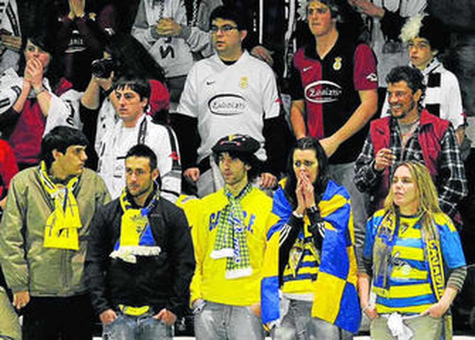 Aficionados cadistas, nerviosos en el Stadium Gal de Irún.