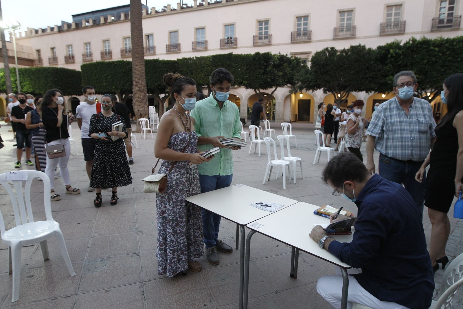 Fotogalería El Diario de los Libros, con el escritor Javier Sierra.