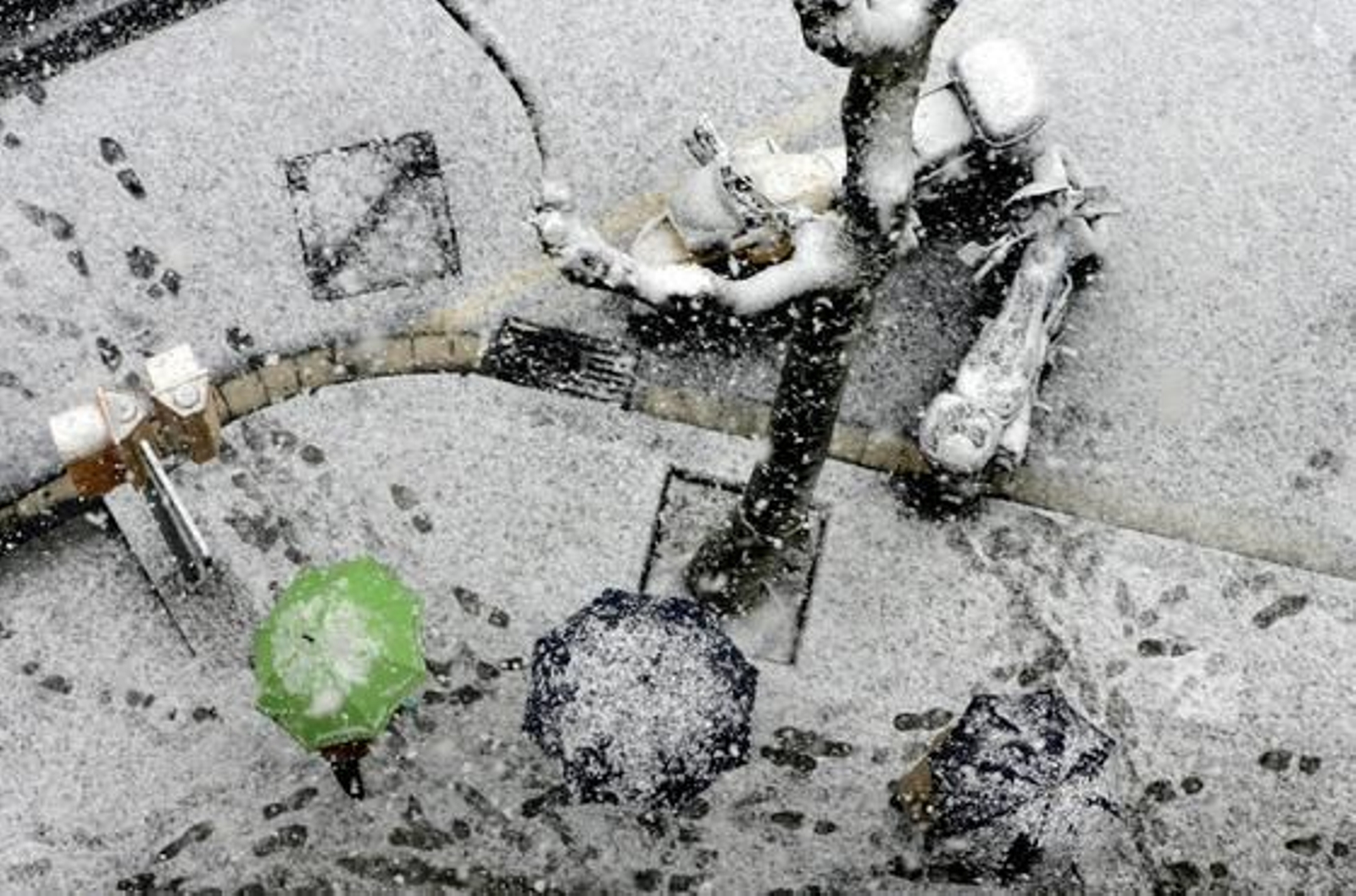 Una intensa nevada cubre Barcelona y a casi toda Cataluña. /EFE · AFP Photo · Reuters