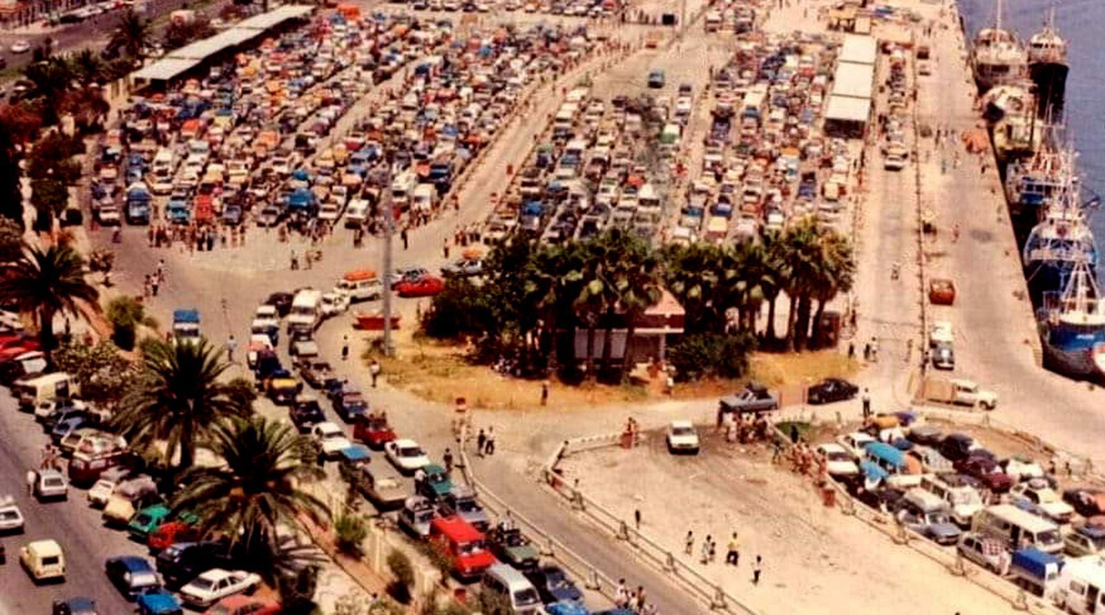 Concentración de vehículos a la espera de embarcar. Verano de 1988.