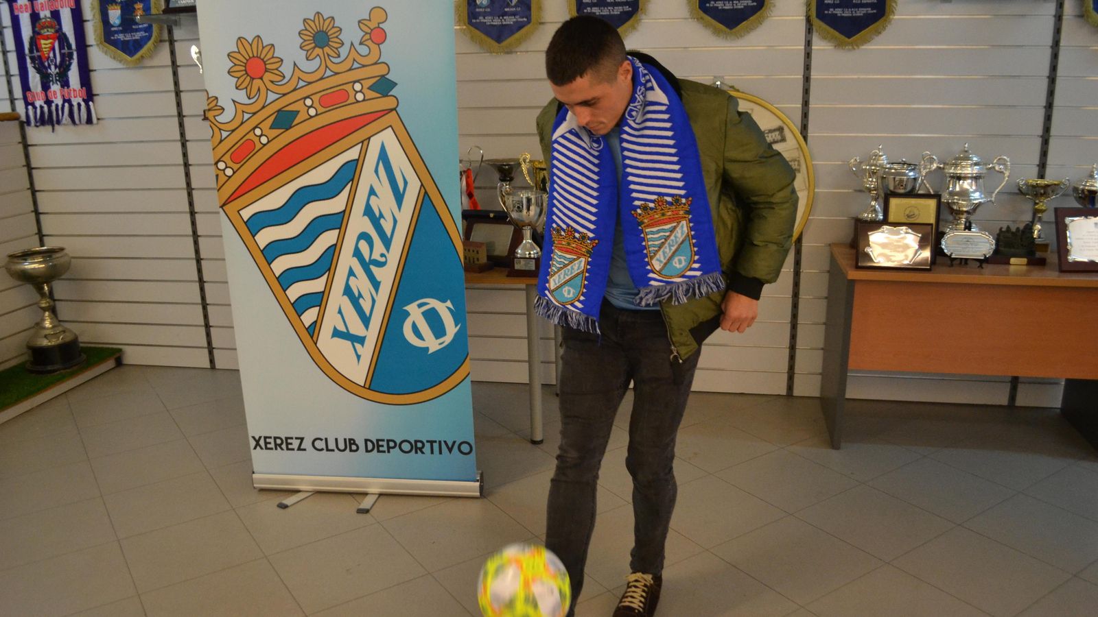 Luismi Pérez, tocando el balón en su presentación.