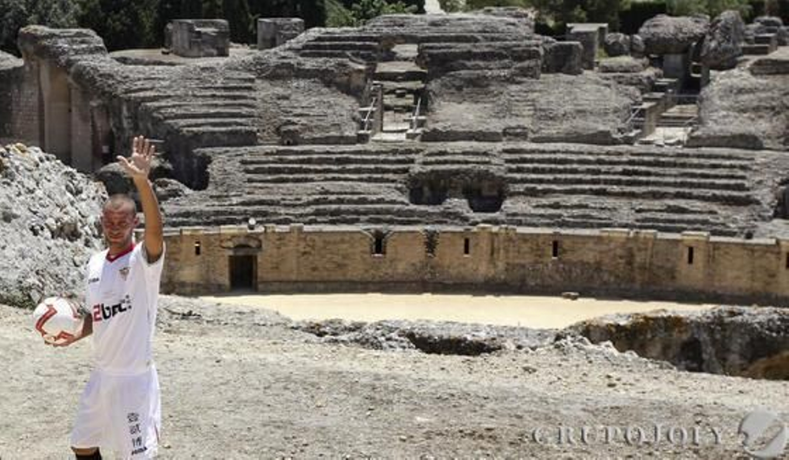 El Sevilla elige el complejo arqueológico para presentar, cual emperador romano, al mediocentro Tibero Guarente.

Foto: Antonio Pizarro