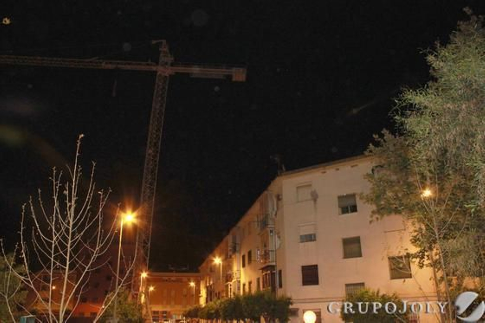 La grúa ligeramente inclinada hacia uno de los bloques de viviendas desalojados.

Foto: Gines Quiñones