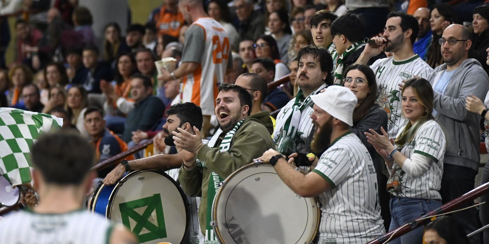Aficionados del Coto Córdoba animan a su equipo ante el Morón en Vista Alegre.
