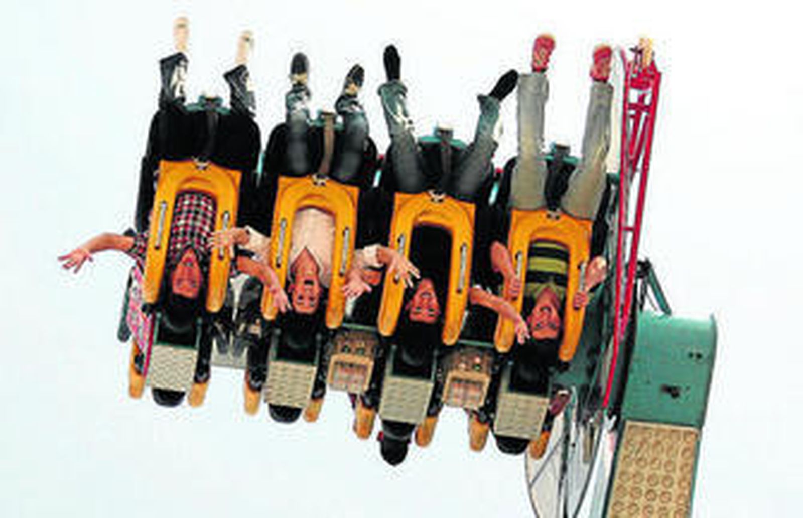 Unos jóvenes desafían a la gravedad y al vértigo en esta atracción.