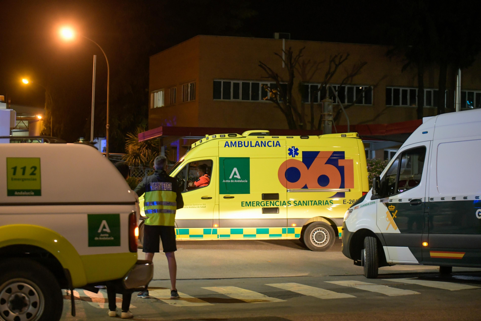 La deflagración registrada en una fábrica de perfumes de Armilla, en imágenes