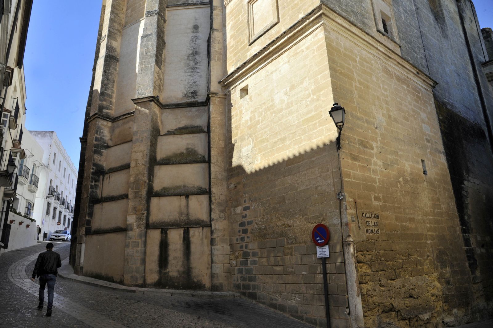 Un hombre subiendo al conjunto monumental de Arcos.